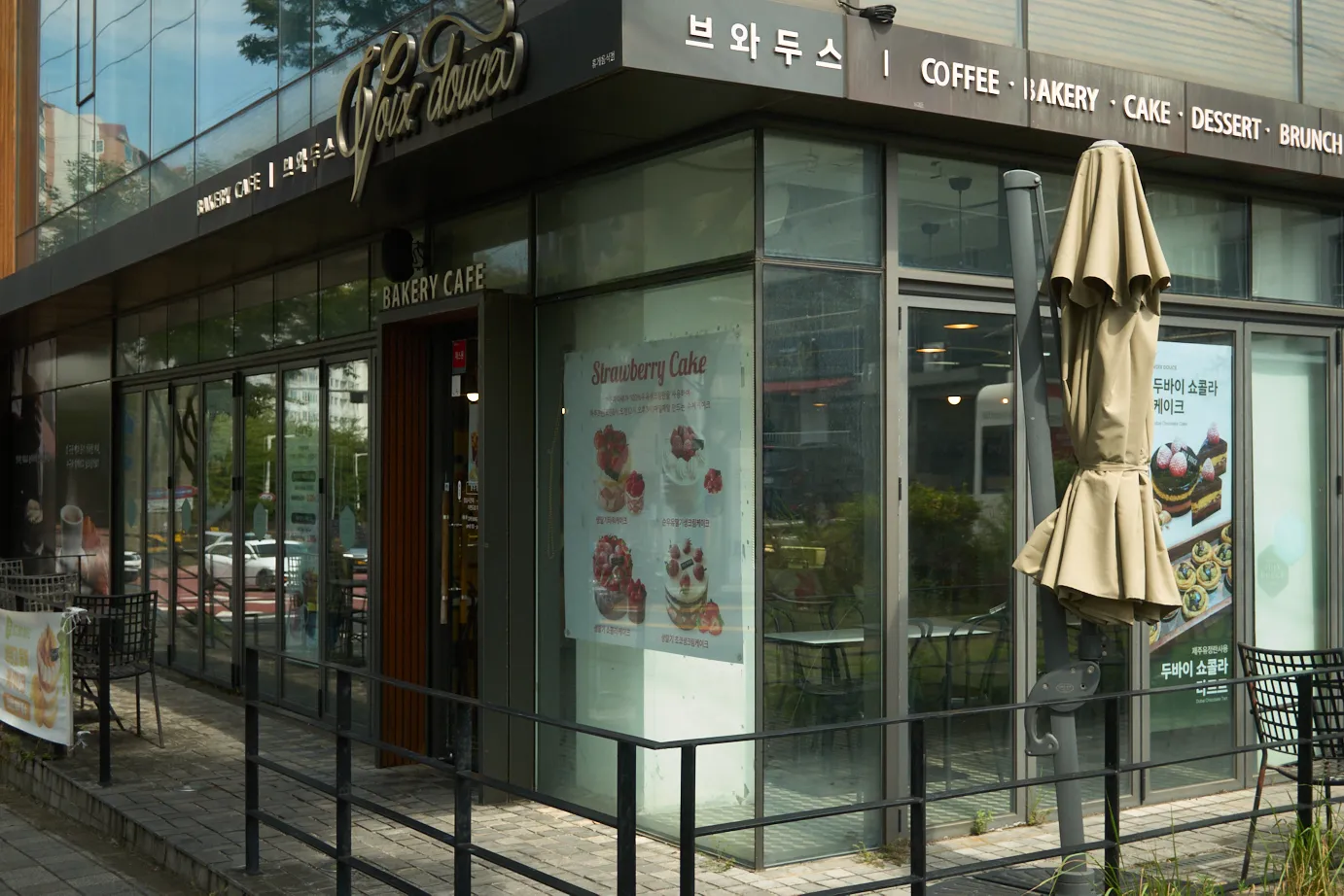 제주시 연동 국기로의 브와두스 매장 외관, COFFEE BAKERY CAKE 간판